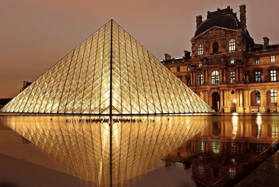 Pyramide du Louvre Paris